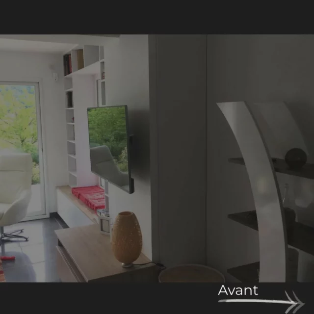𝐀 𝐥𝐢𝐭𝐭𝐥𝐞 𝐭𝐫𝐢𝐩 𝐝𝐨𝐰𝐧 𝐦𝐞𝐦𝐨𝐫𝐲 𝐥𝐚𝐧𝐞...

Je vois fleurir partout ces publications qui commencent par : "J’ai donné rendez-vous à mon moi de 2019."

Alors, j’ai eu envie, moi aussi, de vous donner rendez-vous… avec l’un de mes premiers projets de 2019. 

Direction l’Isère, chez un couple adorable, jeune et dynamique, qui venait d’acheter une maison où ils ne se retrouvaient pas dans la décoration laissée par les anciens propriétaires. Avec un souci d’écologie et d’économie, ils ont fait appel à moi (sans savoir que j’étais aussi stressée qu’eux au début !) pour imaginer comment transformer un salon froid et impersonnel en un véritable cocon familial.

La pièce maîtresse du projet ?

Une bibliothèque conçue comme un écrin pour leur précieuse collection de livres, tout en intégrant la télévision de manière discrète. 

Pour structurer et réchauffer l’ensemble, nous avons choisi une teinte profonde et enveloppante : Hague Blue de Farrow & Ball. Un bleu intense qui donne du caractère, sublime les volumes et crée une atmosphère feutrée.

Vendredi, je vous partagerai les apprentissages (le moyen positif de dire erreurs 😅) de ce chantier !

À bientôt !

Floortje, 

La "Dutch-Attitude" au service de votre intérieur

Prenons le temps d’échanger. Votre experience For Interiors commence ici : réservez un appel gratuit pour évaluer ensemble votre projet. : https://lnkd.in/dDC8gkWF

- - - - - - - - - - - - - - - - - - - - - - - - - - - - - - - - - - - - - - - - - - - - -

Je suis Floortje van Zoelen, Designer d’intérieur. Fondatrice, depuis 2018 de l'agence d’Architecture et Décoration d’intérieur For Interiors. Agence multilingues 🇫🇷 🇳🇱 🇬🇧 (français, néerlandais, anglais)